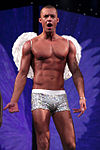 Modelo vestido de anjo no Clothes Show Live 2009